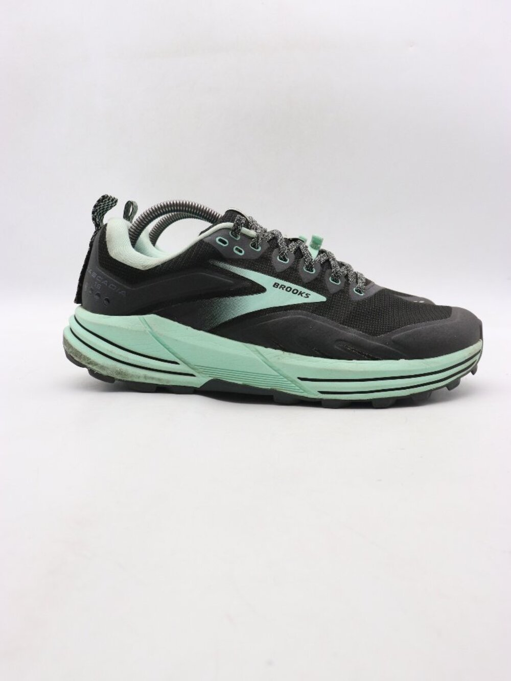 Brooks Cascadia 16 Women's 10.5 B Running Athletic Black Mint Green 1203631B049